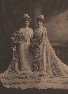 Mme Arthur Lee et Mlle Faith Moore, sœurs américaines, en robe de présentation à la cour d